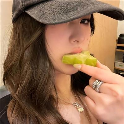 银色溜冰鞋